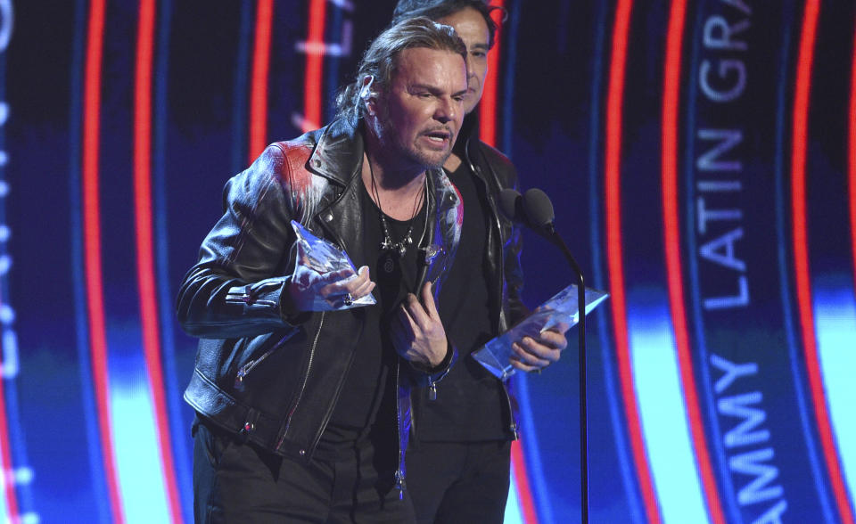 Fher Olvera, de Maná, recibe el premio a la banda como Persona del Año en la ceremonia de los Latin Grammy el jueves 15 de noviembre del 2018 en el MGM Grand Garden Arena en Las Vegas. (Foto por Chris Pizzello/Invision/AP)