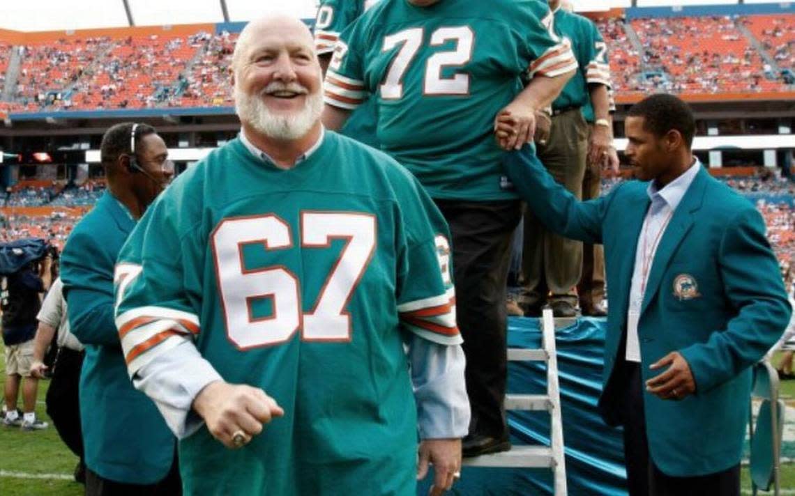 Bob Kuechenberg, an All-Pro guard on the Dolphins’ Super Bowl offensive lines of the 1970s, died Saturday at age of 71. He is shown in 2007 at a team event honoring the 1972 Perfect Season team on its 35th anniversary.