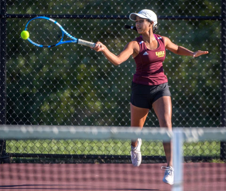 Dunlap junior Shikha Agarwal makes a return against Metamora's Camryn Youngquist during a Sept. 27, 2022 match at the Dunlap High School tennis courts.