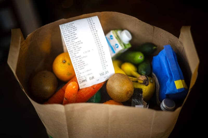 A receipt lies on top of the groceries in a shopping bag. Inflation in Germany has descended well below the peaks reached after the start of the Russian war against Ukraine, declining to 2.5% in February, Federal Statistics Office Destatis said on Tuesday, confirming preliminary figures. Sina Schuldt/dpa