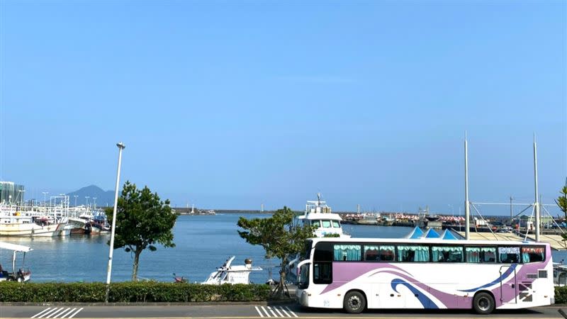 烏石港是衝浪族聖地，國光客運烏石港站可遠眺龜山島，被譽為最漂亮的客運站。（圖／國光客運提供）