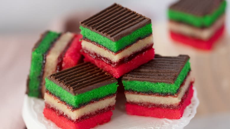 Gli Italian Rainbow Cookies sono una prelibatezza dai colori vivaci che assomiglia più a una torta