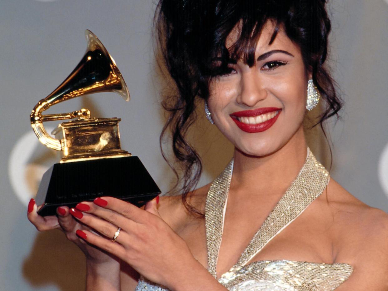 Selena posa con su Grammy tras bambalinas durante la entrega número 36 de los premios el 1 de marzo de 1994.   (Alamy MediaPunch Inc.)