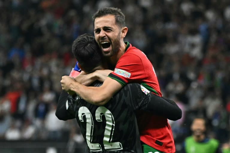 Bernardo Silva et le gardien Diogo Costa célèbrent la victoire du Portugal aux tirs au but contre la Slovénie lundi soir en huitième de finale de l'Euro, à Francfort (JAVIER SORIANO)