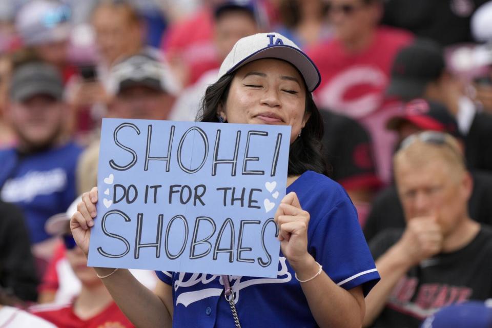 Un fanático de Shohei Ohtani sostiene un cartel durante el partido del sábado entre los Dodgers y los Rojos en el Great American Ballpark.