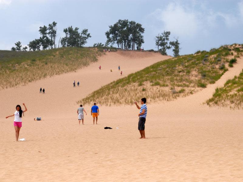 Beliebte Dünenlandschaft: Den Dune Climb in der Sleeping Bear National Lakeshore lassen sich nur wenige Touristen entgehen. Foto: Christian Röwekamp