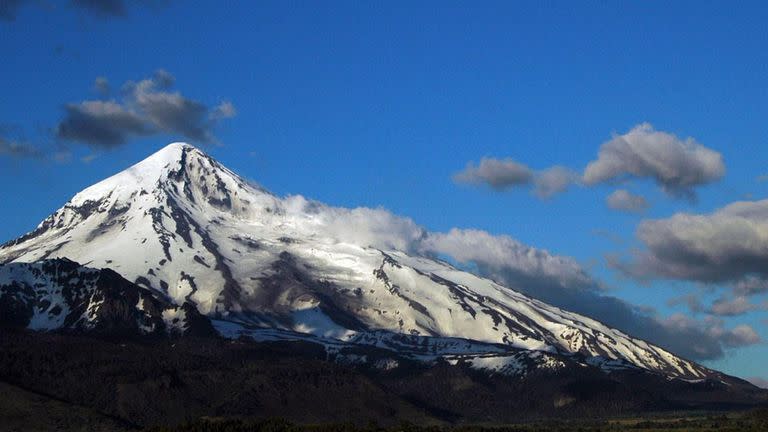 Elevan a amarilla el alerta por actividades sísmicas en el volcán Lanin y se reúnen comités de emergencia