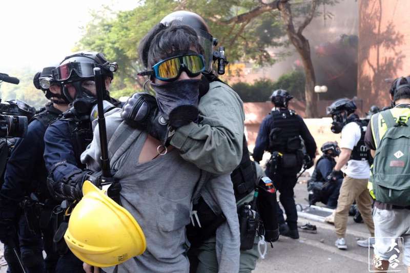 18日在香港理工大學被逮捕的「反送中」勇武派。（中大校園電台）