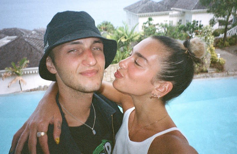 C’est sur l’île paradisiaque de Sainte Lucie que Dua Lipa file le parfait amour avec son boyfriend Anwar Hadid. Entre baignades dans les eaux turquoise et moments câlins, le couple ne semble pas pressé de rentrer… © Instagram @dualipa