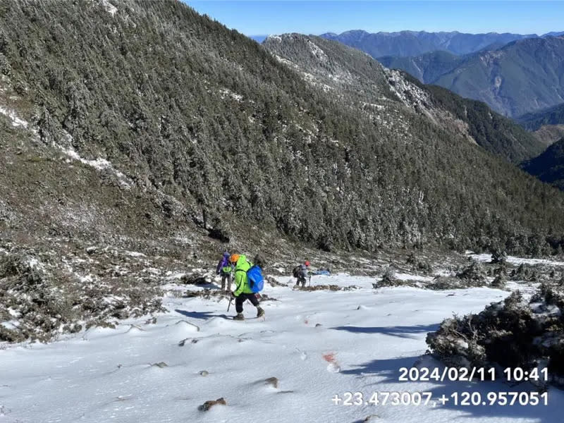 ▲四人同行挑戰玉山「南二段」，其中領隊徐男不慎失足摔落深谷身亡，搜救隊今（11）日清晨上山搜救，並在上午10時許尋獲遺體、後安排直升機吊掛下山。（圖／翻攝畫面）