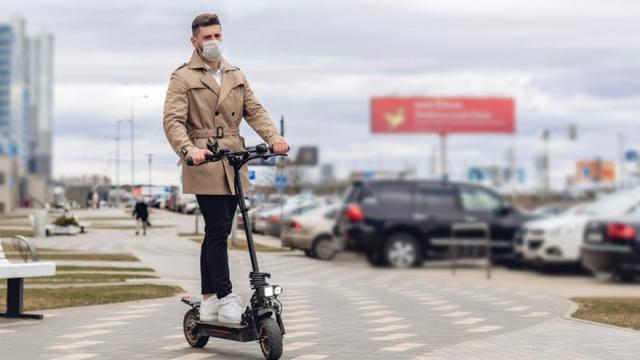 París prohíbe el uso de los patinetes eléctricos de alquiler tras