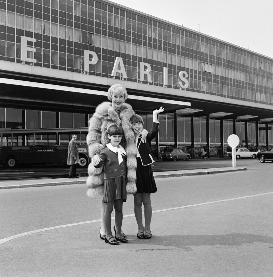 US actress Janet Leigh, star of Alfred Hitchcock's film Psycho, poses with her daughters Kelly, 9, and Jamie, 6, on 24 April 1965 on his arrival at Orly airport, before spending a few days in Paris.