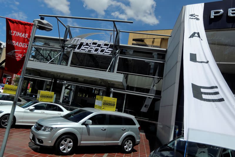 Foto de archivo. Vehículos nuevos son exhibidos para la venta en un concesionario de Bogotá