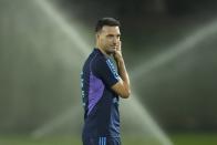 Argentina's head coach Lionel Scaloni talks during Argentina's official training, ahead the World Cup soccer round of eight match between Argentina and Nederland, at the University of Qatar stadium, in Doha, Qatar, Monday, Dec. 5, 2022. (AP Photo/Jorge Saenz)