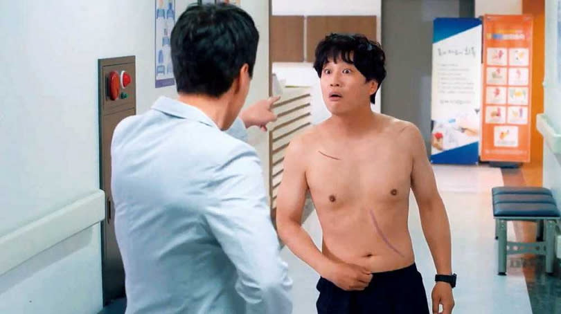 《警察課程》劇中有很多小鮮肉，車太鉉卻在第一集就脫到只剩內褲，讓他不解地說：「為什麼我會有裸露戲？」（圖／翻攝自KBS臉書）