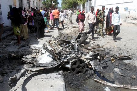 The wreckage of a car used by suicide bombers in an attack targeting a lunch time crowd at a restaurant in Somalia's capital Mogadishu April 21, 2015. REUTERS/Ismail Taxta