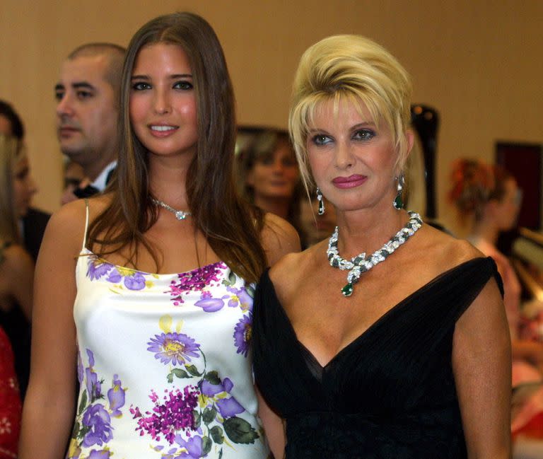 Ivana Trump y su hija Ivanka, en 2001, en Mónaco. (Photo by VANINA LUCCHESI / AFP)