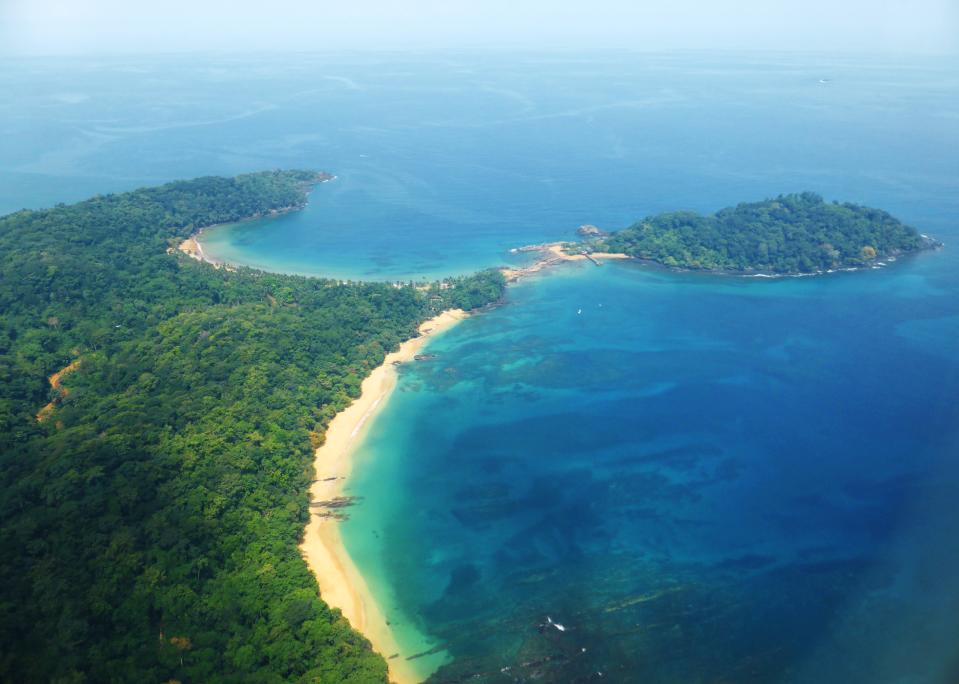 Santo Tomé y Príncipe es un estado insular africano ubicado en el golfo de Guinea. Recibe su nombre de sus dos islas más pobladas (Santo Tomé tiene 190.000 habitantes y Príncipe, 8.500). Apenas es visitado, por lo que se trata de un lugar ideal para encontrar la tranquilidad y, pese a su tamaño, cuenta con una inmensa riqueza en fauna y biodiversidad. Allí encontrarás el pico Cão Grande, una montaña volcánica con forma de aguja que se eleva hasta los 663 metros sobre el nivel del mar. (Foto: Getty Images).