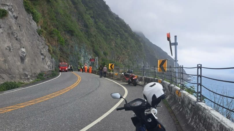 有民眾在花蓮縣蘇花公路邊坡上發現遺體，警消、海巡署岸巡人員到場吊掛遺體上來。翻設記者爆料網