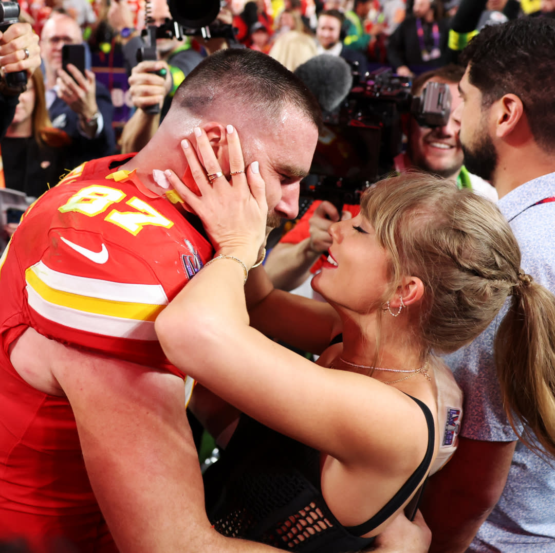  Travis Kelce dishes on his Singapore trip in support of girlfriend Taylor Swift. 