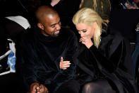 Une métamorphose dont Kanye West se montrera particulièrement fier. Ainsi déclarera-t-il - sans rire - au magazine <em>Harper’s Bazaar </em>en 2016 que sa muse "<em>est l’incarnation du changement dans la mode</em>", avant d’enfoncer le clou : "<em>Ma femme représente la Marie-Antoinette moderne</em>." Si Louis XVI le dit… (©<em>Getty Images</em>)