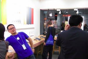 Faux Apple Store employee