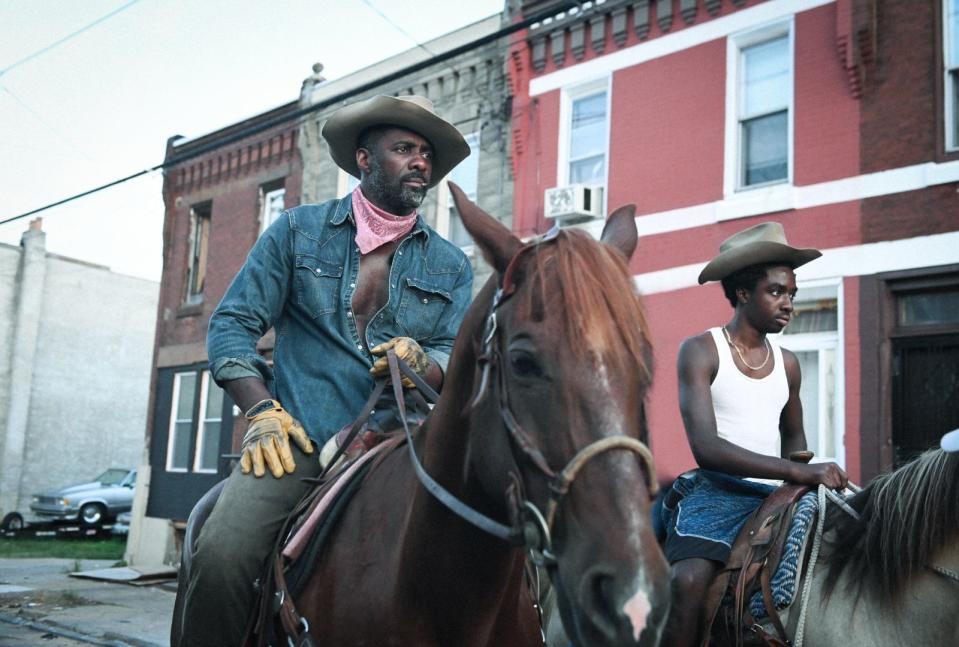 Auch nach seinem Durchbruch blieb Caleb McLaughlin Netflix treu. Zunächst wirkte er 2019 in Steven Soderberghs Basketballdrama "High Flying Bird" mit. 2020 schwang er sich dann nebst Hollywoodstar Idris Elba in "Concrete Cowboy" (Bild) aufs Pferd. Das Vater-Sohn-Drama spielt in der Cowboy-Subkultur im heutigen Philadelphia. (Bild: Netflix)