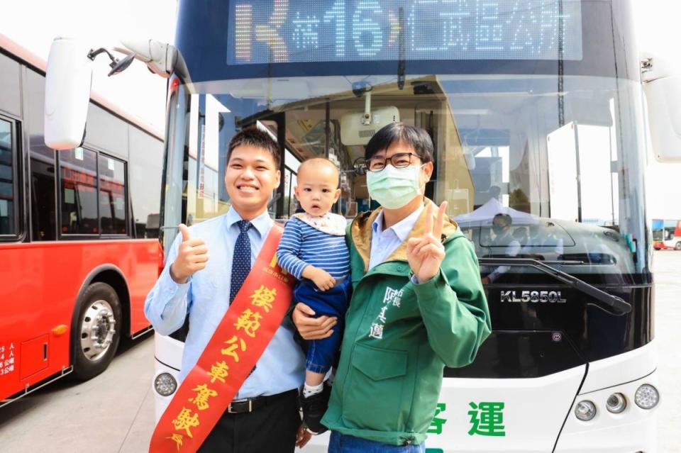 陳其邁：高市府編列預算，提高公車駕駛薪資。（圖：高雄市政府提供）