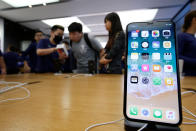 <p>Customers buy the new iPhone X at an Apple Store in Hong Kong, China November 3, 2017. REUTERS/Bobby Yip </p>