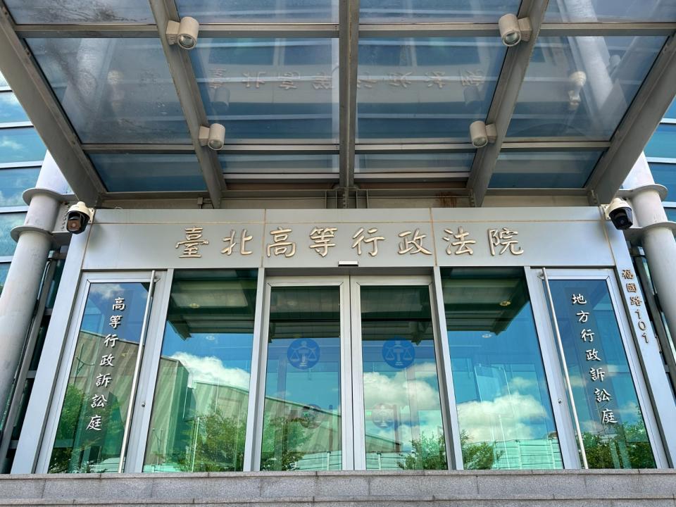 台北高等行政法院認為，若只因為「長短髮」就決定不錄取，也構成「容貌歧視」。侯柏青攝