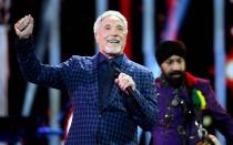 "Die Musik gibt ihm Halt" - Bei Tom Jones steckt in dieser Floskel ganz sicher etwas Wahres. Er wurde 2018 wieder einmal von der Queen einbestellt, um zu singen, und legte anlässlich ihres 92. Geburtstags eine erstklassige Performance in der Royal Albert Hall hin. (Bild: Getty Images/Andrew Parsons)