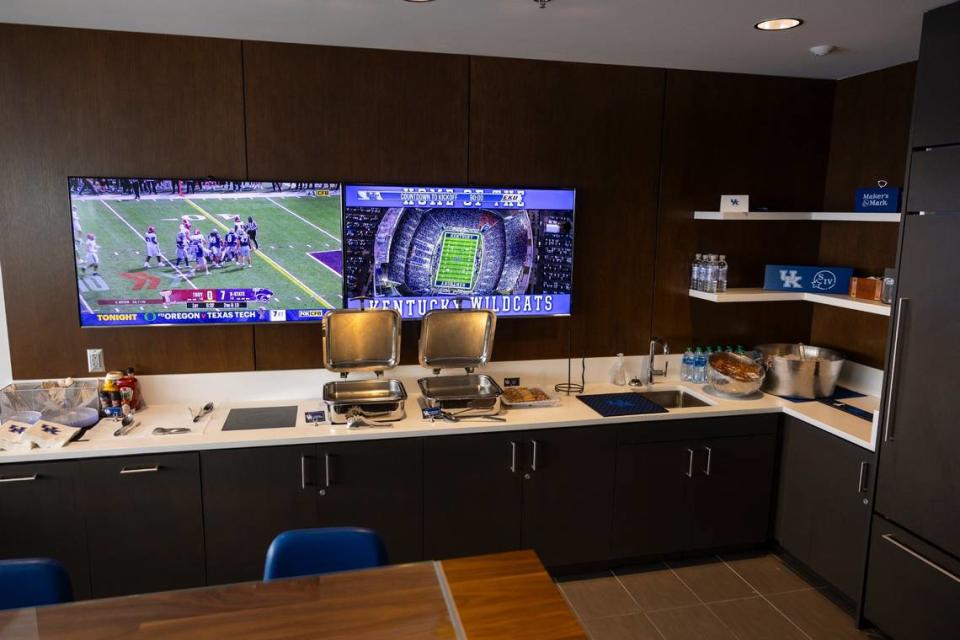 UK’s end zone suites each include a refrigerator, sink and private restroom. The sideline suites include a refrigerator and sink but share restrooms on the suite level of the stadium. Each suite can seat at least 16 people.