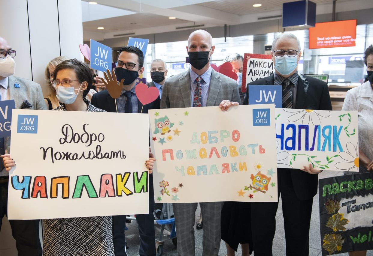 <span class="caption">People wait for Ukrainian nationals fleeing the ongoing war to arrive at Trudeau Airport in Montréal on May 29, 2022. </span> <span class="attribution"><span class="source">THE CANADIAN PRESS/Graham Hughes</span></span>