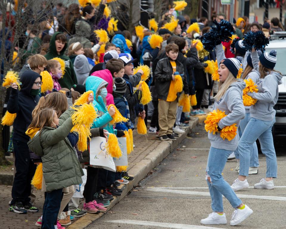 Kent State fans cheer on the team before it leaves for the 2022 MAC Championship Game last December in Detroit.