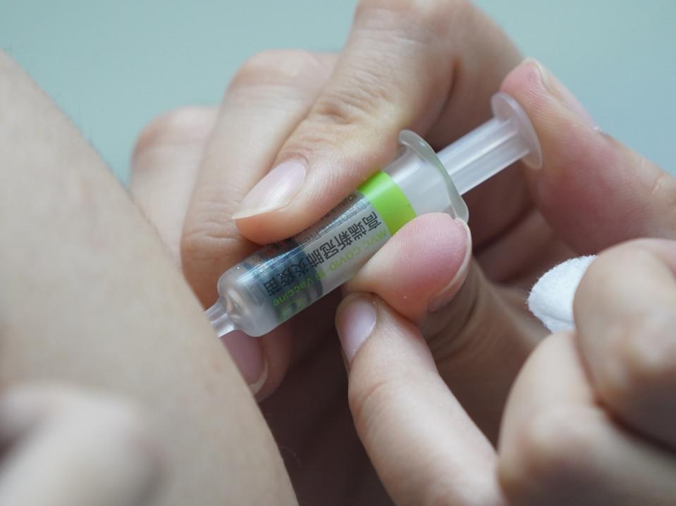 高端疫苗尚未向越南政府提出申請註冊，國人若持接種高端疫苗的證明文件入境越南，可能無法順利申請縮短集中隔離天數。（檔案照）