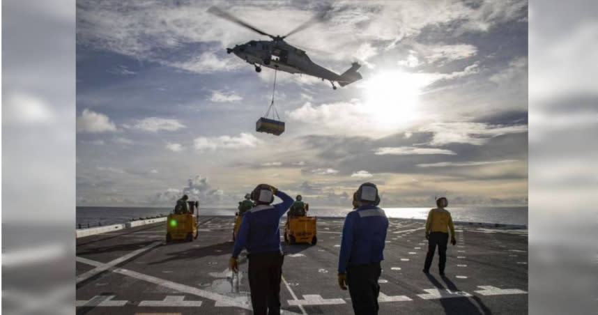 美國一架直升機要將導彈運送至艾塞克斯號，但導彈在運過程中墜海。（圖／翻攝自Navy Times）