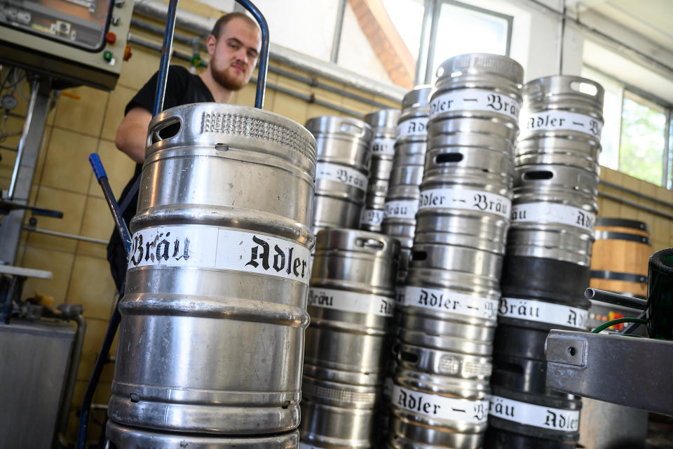 Cientos de productores de cerveza en todo Estados Unidos tuvieron que cesar su producción. Ahora la pregunta es qué hacer con esta cerveza caducada (Foto: Sebastian Gollnow/picture alliance via Getty Images)