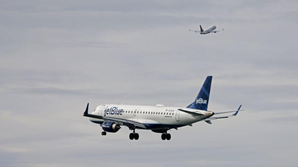 Un avión de jetBlue volando.