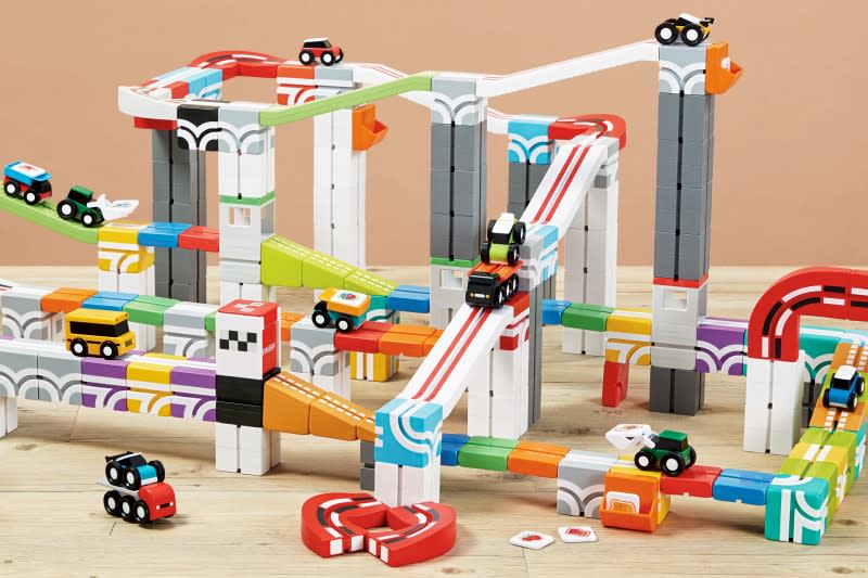<cite>Qbi汽車軌道玩具克服傳統軌道玩具常見的卡榫問題，讓軌道組裝變得快速、簡單。（塊樂方程式公司提供）</cite>