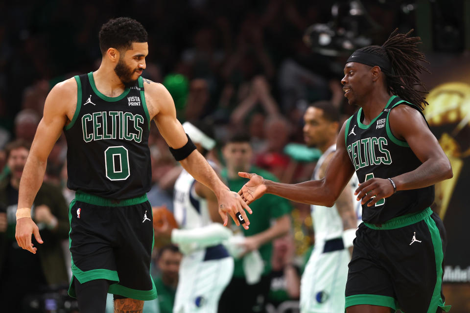 Jayson Tatum, à esquerda, transfere o controle do ataque do Celtics para Jrue Holiday na vitória do Celtics no jogo 2 de domingo.  (Maddie Meyer/Imagens Getty)