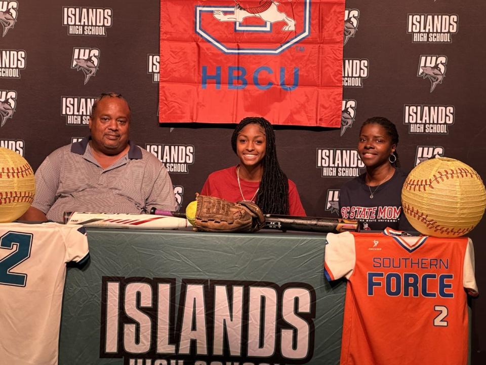 Aaliyah Williams of Islands High with her parents as she signed to play softball at South Carolina State.
