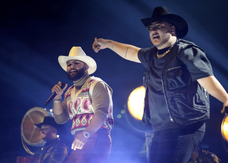 Carin Leon, left, y Adelaido Solís "Payo" de Grupo Frontera durante su presentación en los Latin American Music Awards el 20 de abril de 2023 en la arena MGM Grand Garden en Las Vegas. (Foto AP/John Locher)