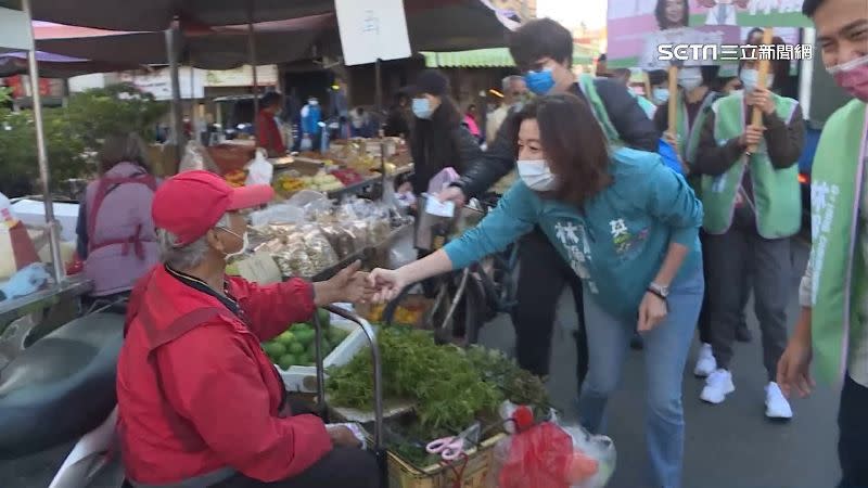 林靜儀度到市場掃街拜票，受到支持者熱情歡迎。