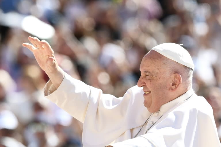El papa Francisco saluda a la multitud durante su audiencia general semanal en la plaza de San Pedro del Vaticano, el 12 de junio de 2024 (Isabella Bonotto)
