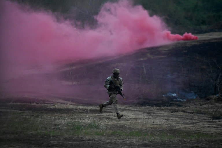 Un soldado participa en los ejercicios militares de Estados Unidos y Filipinas en 2023 en Fuerte Magsaysay, Filipinas (JAM STA ROSA)