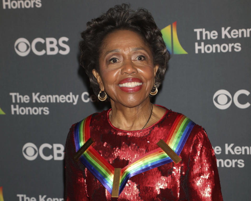 Tania León, homenajeada con uno de los premios del Centro Kennedy de 2022, llega para recibirlo el domingo 4 de diciembre de 2022, en el Centro Kennedy en Washington. (Foto de Greg Allen/Invision/AP)