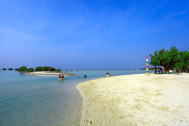White sand beaches: Formerly uninhabited, Pari Island has transformed into one of the most popular island destinations in the Thousand Islands thanks to its clean white sand beaches and clear, turquoise-colored waters.