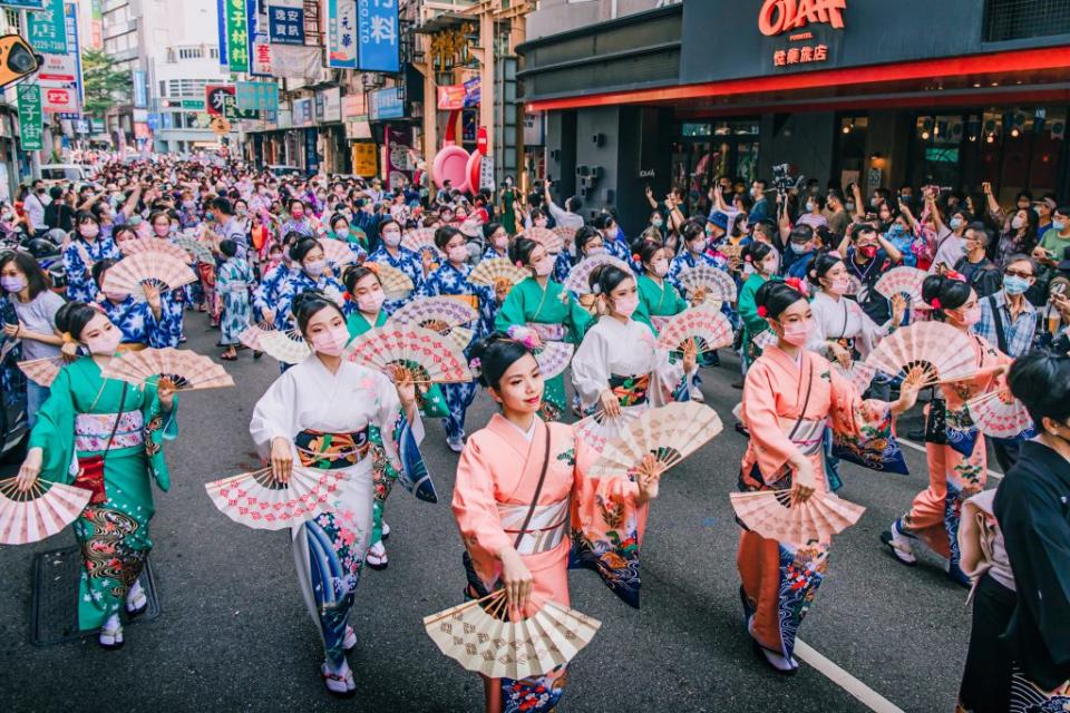 「西川淑敏舞踊知家」舉辦全台首創第一個戶外封街日式藝術祭典「鈴蘭通西川祭」。（記者徐義雄攝）