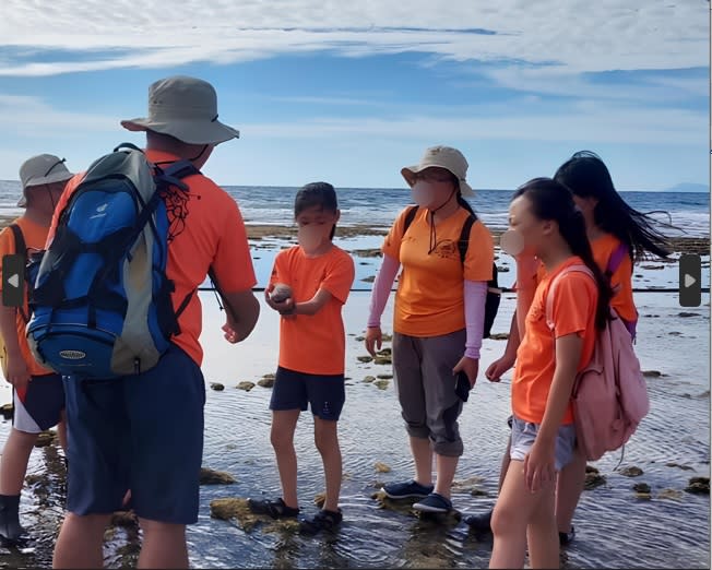 小琉球陸蟹生態導覽，讓遊客親身參與陸蟹保育行動。（圖：高屏澎東分署提供）