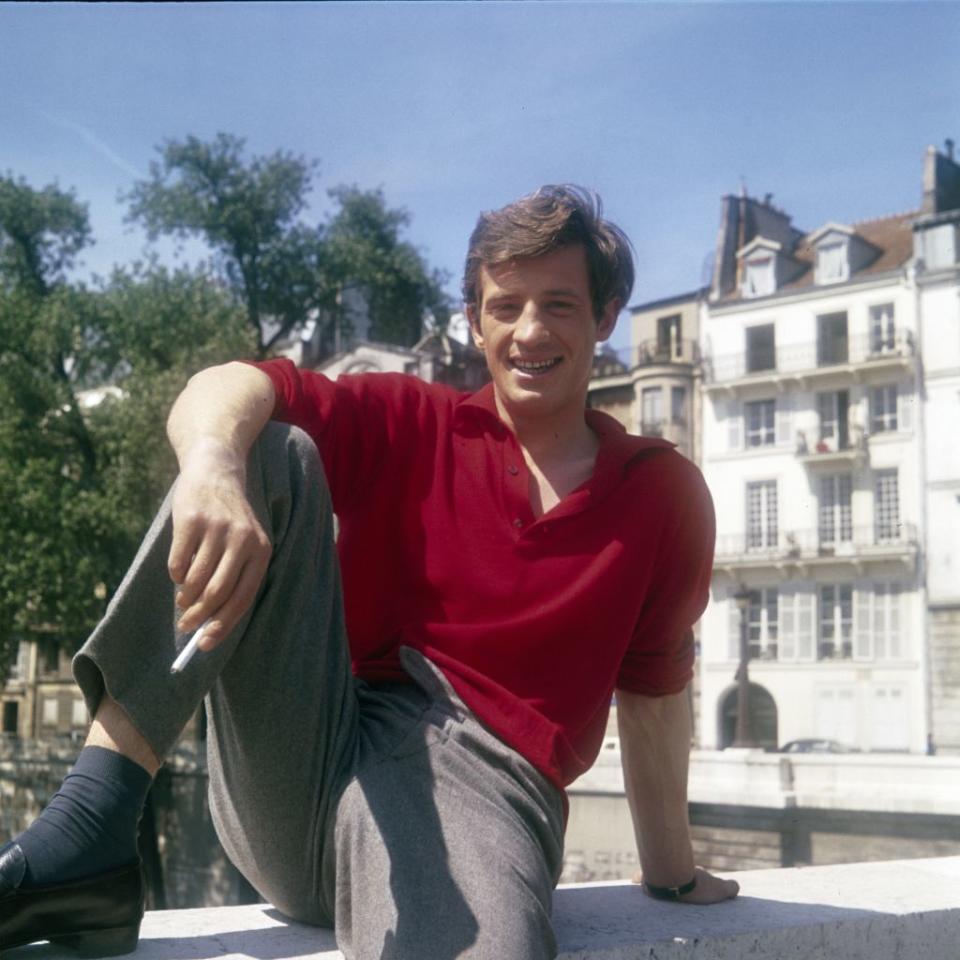 Jean-Paul Belmondo est assurément une légende du cinéma français. Pourtant ses débuts de comédien ont été semés d'embûches au point que celui-ci a bien failli renoncer définitivement à ce métier. À 16 ans, alors qu'il passe son premier essai devant André Brunot, doyen de la Comédie-Française, il se fait remercier par son interlocuteur qui l'estime "nul" au bout de dix vers récités. <em>"Tu n’es pas du tout fait pour ce métier"</em>, s'entend dire le jeune homme qui voit alors les portes de la Comédie-Française se fermer définitivement devant lui. <em>"Toute ma vie, j’ai voulu me venger. Prouver qu’ils avaient eu tort"</em>, confiait un jour la star qui depuis a largement prouvé l'étendue de son talent. (<em>©Photo by QUINIO/Gamma-Rapho via Getty Images</em>)